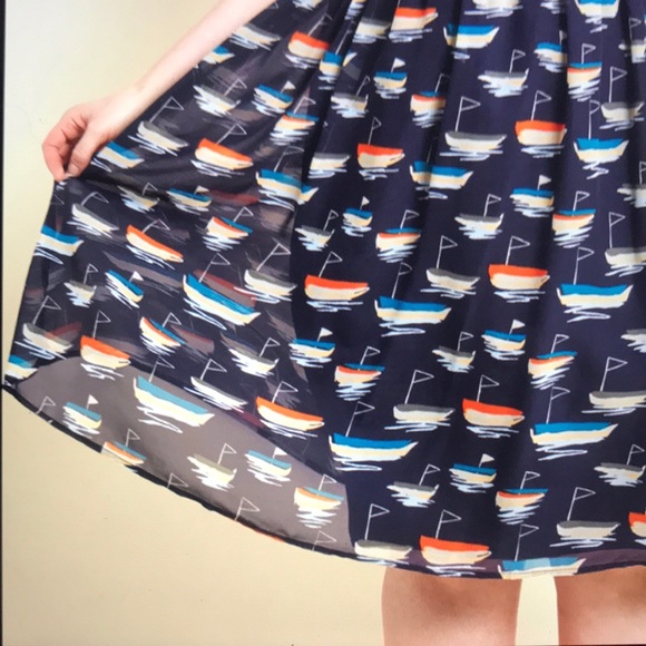 Essential Sleeveless Dress •PLUS SIZE• - Picture 4 of 6